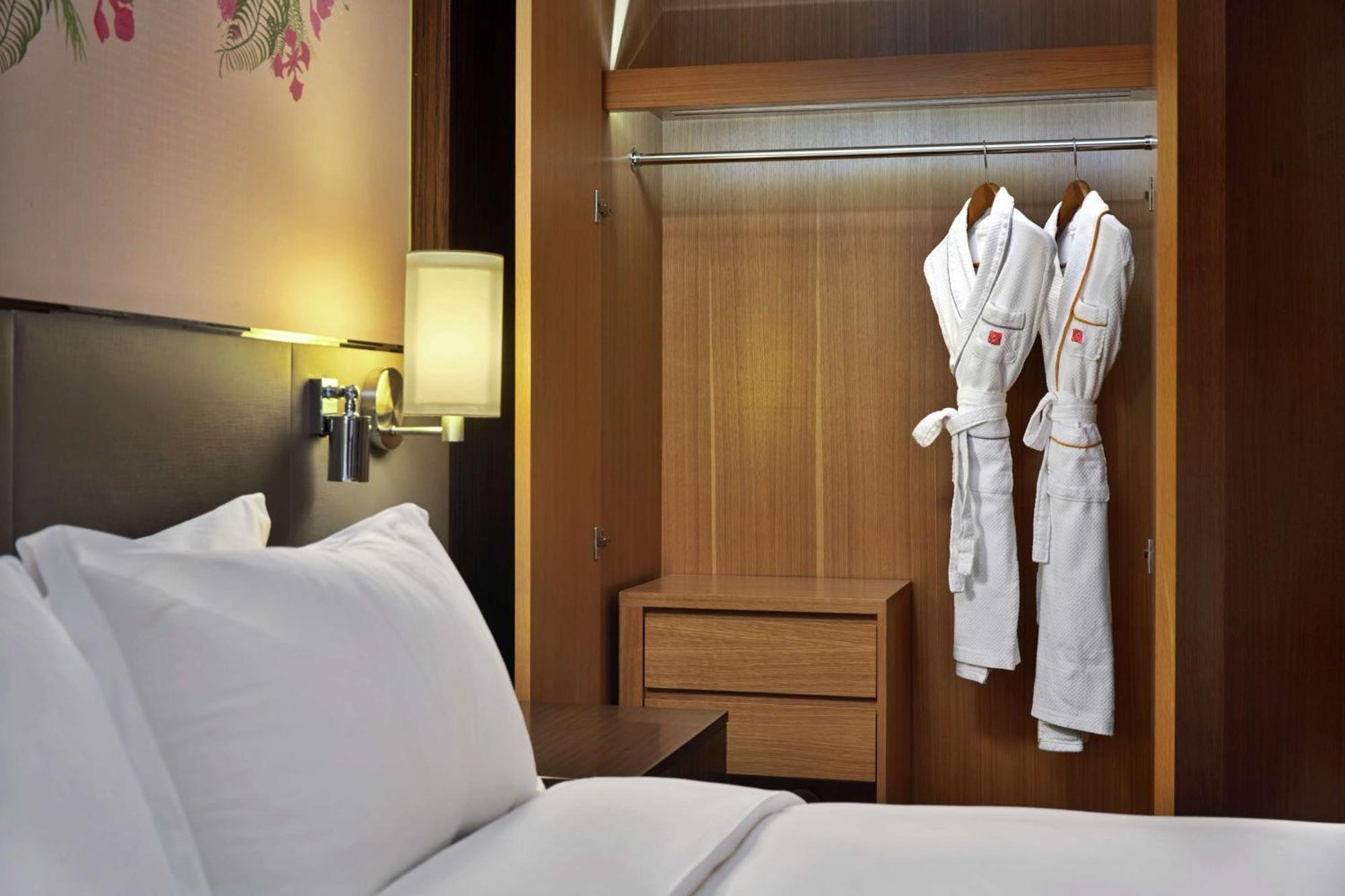 Hilton Garden Inn Shenzhen Bao'An Exterior photo