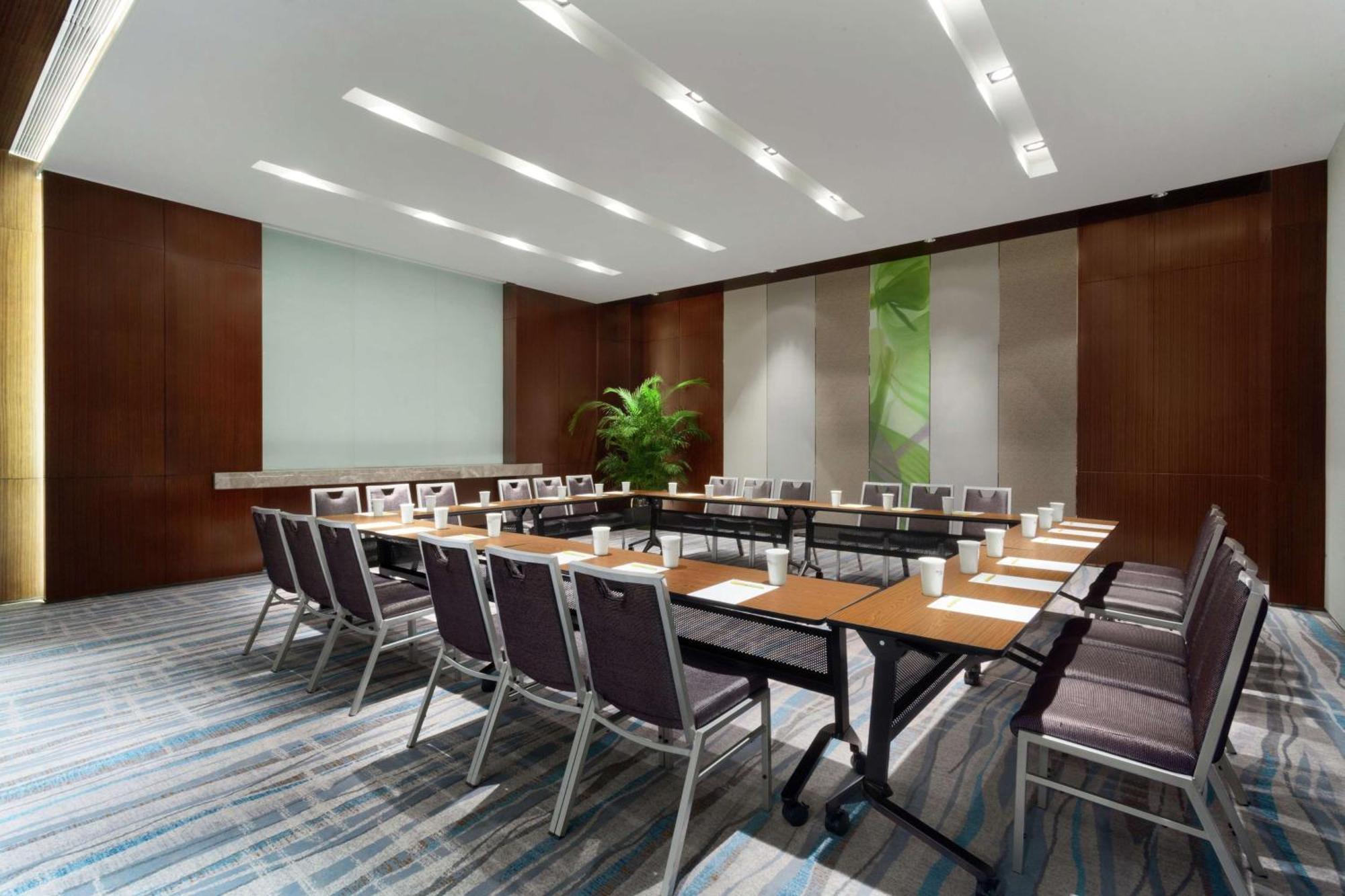 Hilton Garden Inn Shenzhen Bao'An Exterior photo